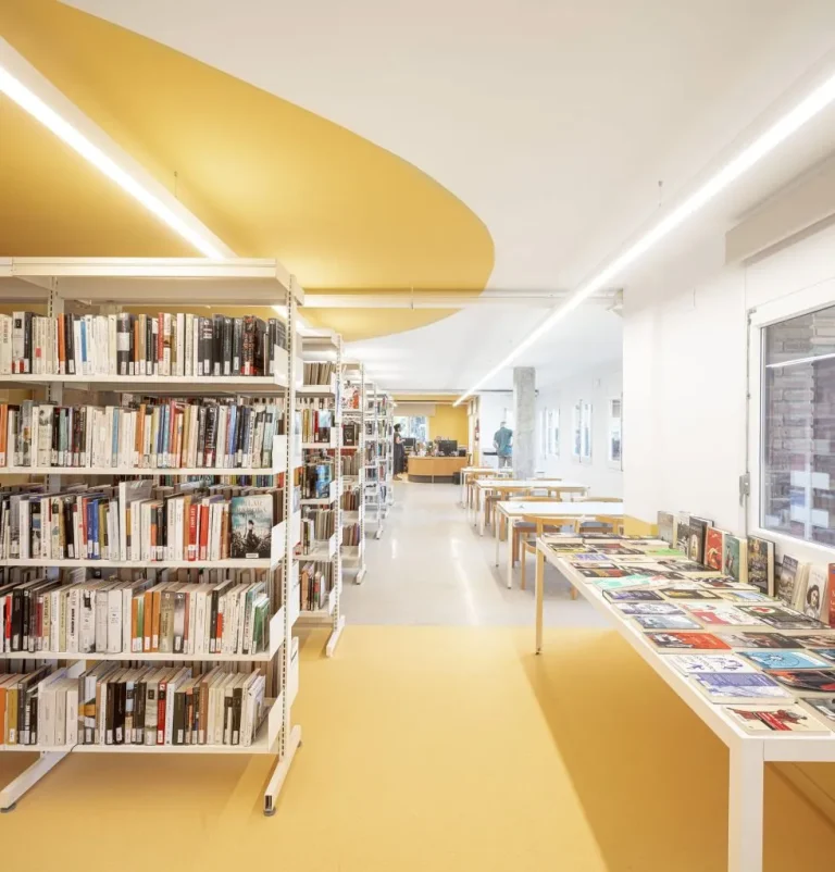 Biblioteca y sala de lectura